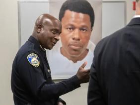 Cảnh sát trưởng khu vực Stockton, Stanley McFadden đang trao đổi, phía sau là bức ảnh nghi phạm. (Nguồn: usatoday.com)