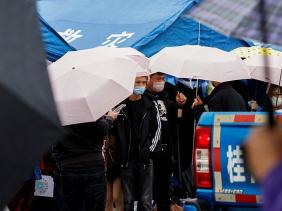 Gọi người thân 'về nhà' tại hiện trường máy bay Trung Quốc gặp nạn