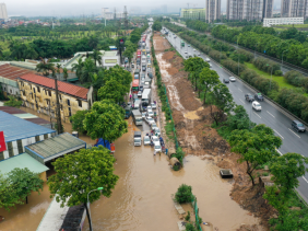 Vì sao đường gom đại lộ Thăng Long thường xuyên ngập úng?