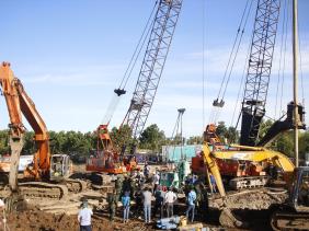 Điều gì sẽ xảy ra khi rơi xuống trụ bê tông sâu 35m?