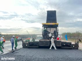 Thảm những mét bê tông nhựa đầu tiên ở dự án thành phần 2 cao tốc Biên Hòa - Vũng Tàu