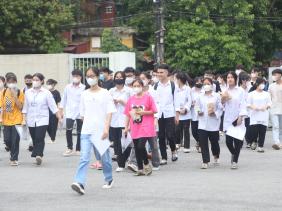 Hơn 1 triệu thí sinh cả nước lo lắng bước vào làm thủ tục dự thi tốt nghiệp THPT 2023