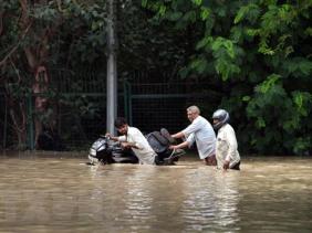 Cảnh ngập lụt tại thủ đô New Delhi, Ấn Độ. (Ảnh: THX/TTXVN)