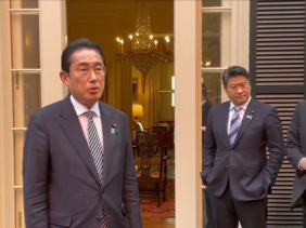 52 tuổi, trợ lý thủ tướng Nhật Bản vẫn bị mẹ mắng vì đút tay vào túi quần