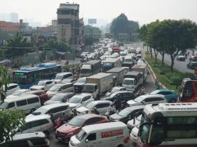 Metro làm quá chậm, TP.HCM càng mở rộng đường càng ùn tắc