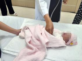 Cứu sống bé gái sơ sinh bị bỏ rơi cạnh bãi rác, kiến cắn khắp người