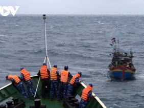  Cảnh sát biển cứu nạn tàu cá Nghệ An trôi dạt trên biển