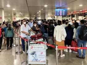 Khách chi thêm tiền làm thủ tục nhanh ở Tân Sơn Nhất