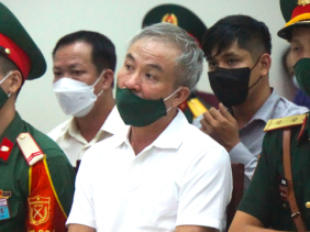 "Trùm" buôn lậu khai chi tiền cho cựu tướng cảnh sát biển "chơi golf, đúc chuông"