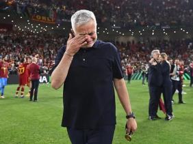 HLV Jose Mourinho rơi lệ trong ngày đi vào lịch sử cúp châu Âu