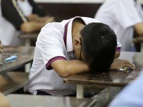 Thí sinh dồn toàn lực học thâu đêm, sút cân vì ôn thi đại học