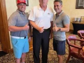 Ông Trump lại gây chú ý vì chụp ảnh chung với trùm mafia