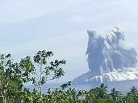 Ngọn núi lửa chìm dưới biển bắt đầu phun trào tại Vanuatu