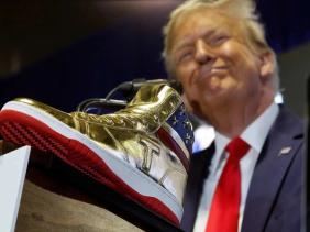 Bị phạt 355 triệu USD, ông Trump ra mắt mẫu giày 'dằn mặt'