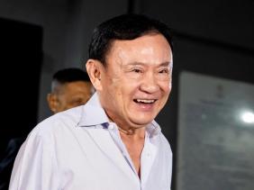 Ông Thaksin không thể bay đến Singapore, chuyển sang Dubai, hứa sẽ về trước 8-9