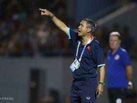 HLV Mai Đức Chung: 'Cần quên nhanh trận thắng Philippines'