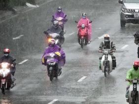Miền Bắc có mưa vừa, mưa to; Trung Bộ và Nam Bộ duy trì nắng nóng