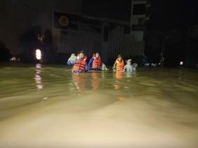 Dự báo từ sáng nay (28.10) đến đêm 29.10, TP.Huế và Đà Nẵng tiếp tục có mưa to đến rất to phổ biến 200 - 400 mm, cục bộ có nơi trên 600 mm. Cảnh báo, cần đề phòng mưa cường suất mưa lớn trên 200 mm trong 3 giờ. Phía nam Quảng Trị và phía đông tỉnh Quảng Ngãi có mưa to đến rất to với tổng lượng mưa phổ biến từ 150 - 300 mm, cục bộ có nơi trên 500 mm. Khu vực từ Hà Tĩnh đến phía bắc Quảng Trị có mưa từ 80 - 150 mm, cục bộ có nơi trên 300 mm.