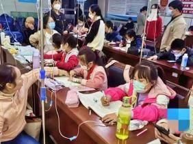 Dịch cúm bùng phát, học sinh Trung Quốc vừa truyền nước vừa làm bài tập về nhà trong bệnh viện