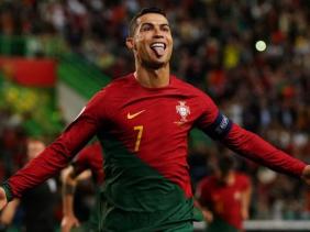 Ronaldo phá kỷ lục thế giới, ghi 2 bàn giúp Bồ Đào Nha thắng đậm