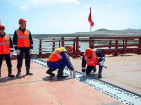 Hợp long cầu đường bộ đầu tiên kết nối Nga và Triều Tiên