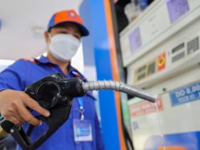 Mỗi lít xăng giảm hơn 1.000 đồng, dầu tăng giá