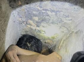Phá tường giải cứu nghi phạm trộm xe máy bị mắc kẹt trong lối thông hơi