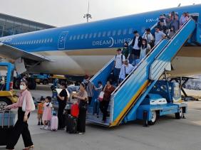 Mở bán vé máy bay Tết: Giá khá 'chát'