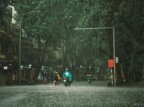 Miền Nam chiều và tối có mưa, miền Bắc mưa giảm dần