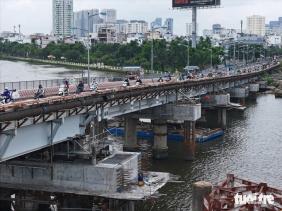 Đội 'thần đèn' nâng xong cầu Bình Triệu 1 lên cao 1,08m, tiếp tục nâng cầu Bình Phước 1