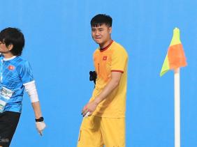 Thủ môn Nguyễn Văn Toản bị đau nên mất phương hướng