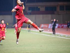 Vũ Quang Nam, tiền đạo được ví như Giroud và lí do HLV Troussier lựa chọn