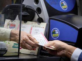 California không cho phép người trúng giải độc đắc Powerball 2 tỉ USD ẩn danh