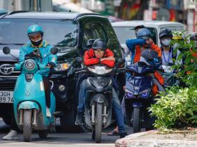 Hà Nội sẽ nghiên cứu mở rộng hạn chế xe máy xăng từ Vành đai 2