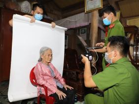 Yên Bái: "Đi từng ngõ, gõ từng nhà, rà từng nhân khẩu" để cấp mã định danh