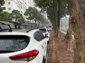 Công an điều tra vụ hàng chục ô tô đỗ trên vỉa hè ở Hà Nội bị rạch lốp trong đêm