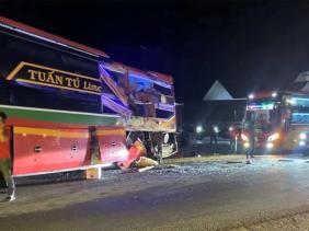 Va chạm xe khách với xe tải, 4 người thương vong