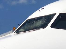 Kính chắn gió buồng lái nứt toác ở độ cao gần 11.000km, máy bay phải hạ cánh khẩn cấp