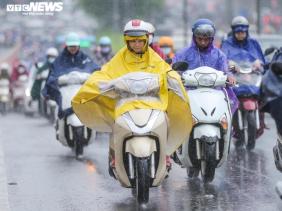 Mưa rào và dông khắp các vùng miền, đề phòng lốc sét