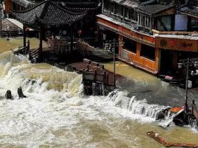 Mưa xối xả ở Trung Quốc, 25 người chết, Phượng Hoàng cổ trấn chìm trong lũ