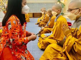 Cha mẹ 'giữ giùm' tiền lì xì hay cho con toàn quyền chi tiêu?