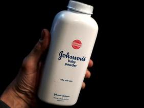 Bị kiện có chất gây ung thư, Johnson & Johnson ngừng bán phấn rôm cho trẻ em trên toàn cầu