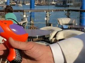 Du khách đến Venice được trao súng nước để bắn chim