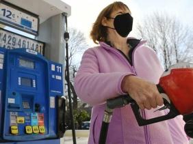 Cách các nước kìm giá xăng dầu