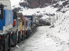 Bão tuyết dữ dội khiến hàng trăm người mắc kẹt trên núi Andes