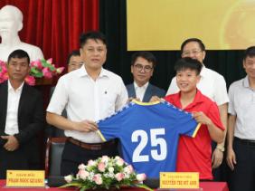 Cầu thủ nữ Việt Nam lần đầu nhận ‘tiền lót tay’