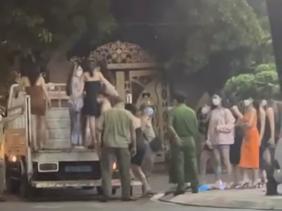 Công an kiểm tra hàng loạt quán karaoke ở TP Dĩ An