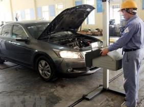 Đăng kiểm ôtô là quá trình cơ quan chuyên ngành kiểm định chất lượng xe xem có đạt tiêu chuẩn hay không. Vậy khi đưa xe đi đăng kiểm, chủ xe cần chuẩn bị những giấy tờ gì? Căn cứ Điều 6 Thông tư 16/2021/TT-BGTVT, khi đưa xe đến đơn vị đăng kiểm, chủ phương tiện cần chuẩn bị những giấy tờ sau đây: * Trường hợp ôtô đăng kiểm lần đầu: Xuất trình giấy đăng ký xe hoặc giấy hẹn cấp giấy đăng ký. Nộp các loại giấy tờ sau: Bản sao Phiếu kiểm tra chất lượng xuất xưởng đối với ôtô sản xuất, lắp ráp trong nước (trừ