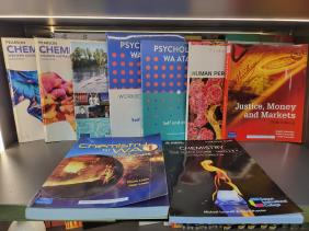 Phụ huynh than tốn gần 12 triệu đồng tiền sách, nhà trường nói gì?
