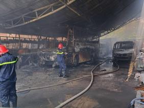 Cháy bãi đậu xe, 8 xe ô tô bị thiêu rụi